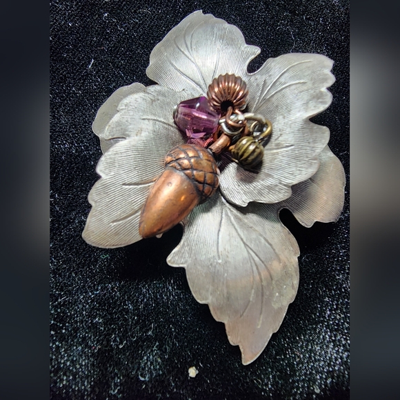 VINTAGE MAPLE LEAF W ACORN BROOCH - Picture 3 of 8